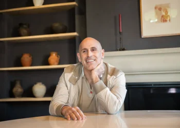Marc Lore with his two daughters at a public event