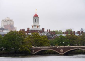 Trump Forces Harvard’s 6,800 Foreign Students to Transfer or Leave the U.S.