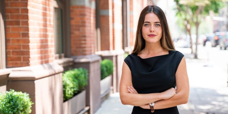 She Built a $1M+ AI Startup With Just 3 People – Here’s How