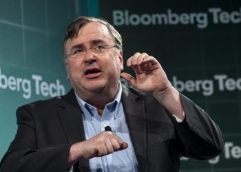 Reid Hoffman: 4 Skills Gen Z Grads Need for the AI Job Bloodbath