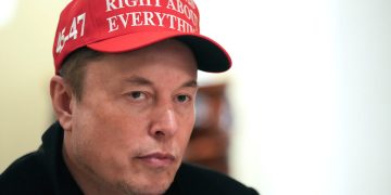 Elon Musk Tells Tesla Analyst Dan Ives to ‘Shut Up’ Amid Boardroom Criticism