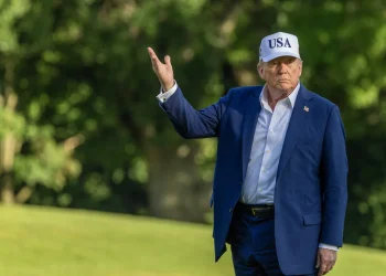 Stocks Fall as Trump’s Inflation Plan Pressures the Fed to Delay Rate Cuts