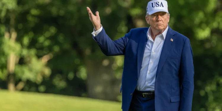 Stocks Fall as Trump’s Inflation Plan Pressures the Fed to Delay Rate Cuts