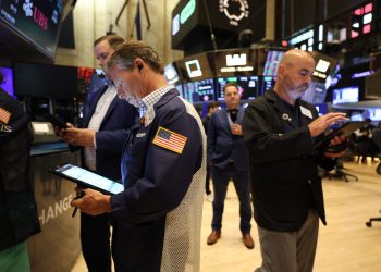 Dow Futures Drop as Trump Doubles Down on Tariffs, Powell’s Role Uncertain
