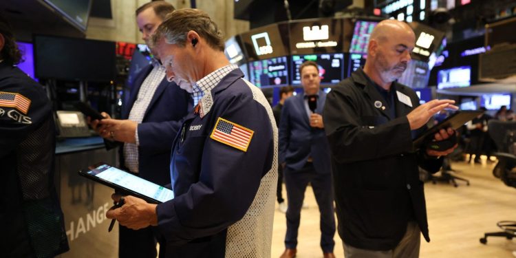 Dow Futures Drop as Trump Doubles Down on Tariffs, Powell’s Role Uncertain