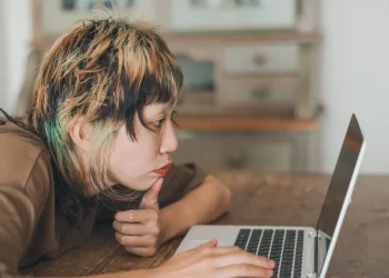 AI Threatens Entry-Level Jobs, Gates Warns Gen Z Isn’t Safe