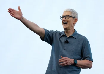 iPhone holographic: Apple teases 3D effect in iOS 26