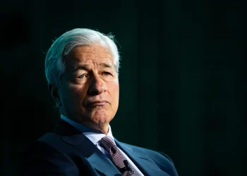 Jamie Dimon Doubts Job Revision Theory, Warns U.S. Economy Is Weakening