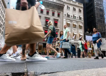 Moody’s Warns Economy Hinges on Rich Americans Spending, Risks Recession