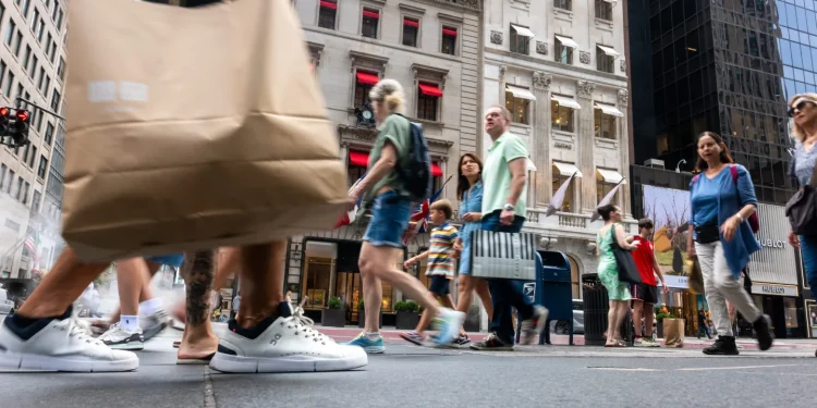 Moody’s Warns Economy Hinges on Rich Americans Spending, Risks Recession