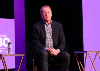 Former Cisco CEO Warns of AI Bubble Echoing the Dot-Com Crash