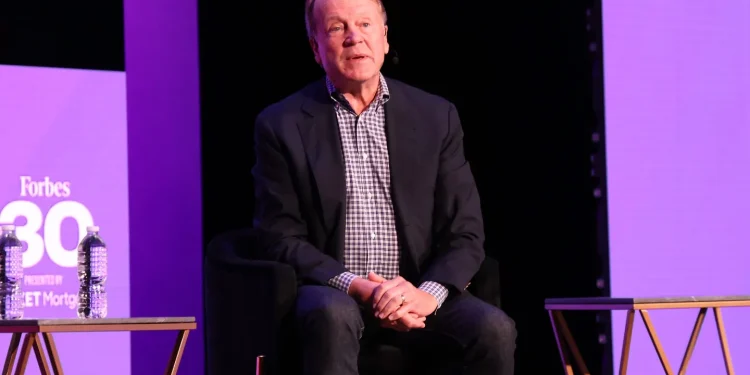 Former Cisco CEO Warns of AI Bubble Echoing the Dot-Com Crash