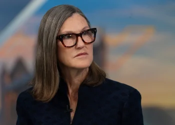 Cathie Wood Defends Elon Musk’s $1 Trillion Pay Deal: ‘Sad, If Not Damning’
