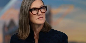 Cathie Wood Defends Elon Musk’s $1 Trillion Pay Deal: ‘Sad, If Not Damning’