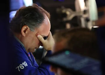 Global Markets Slide as U.S. Shutdown and Fed Doubts Spark Selloff