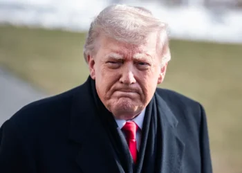 Gold Prices Rise as Dollar Weakens, Trump’s Rhetoric Fuels Global Unease