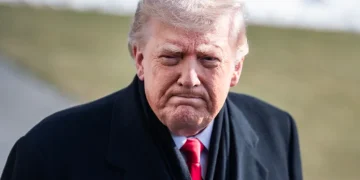 Gold Prices Rise as Dollar Weakens, Trump’s Rhetoric Fuels Global Unease