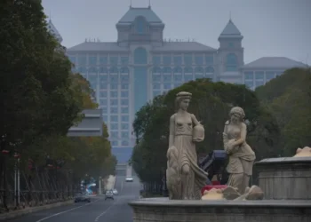 Young Professionals Retire Early in China’s Faux Venice as City Ambitions Fade