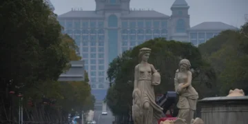 Young Professionals Retire Early in China’s Faux Venice as City Ambitions Fade