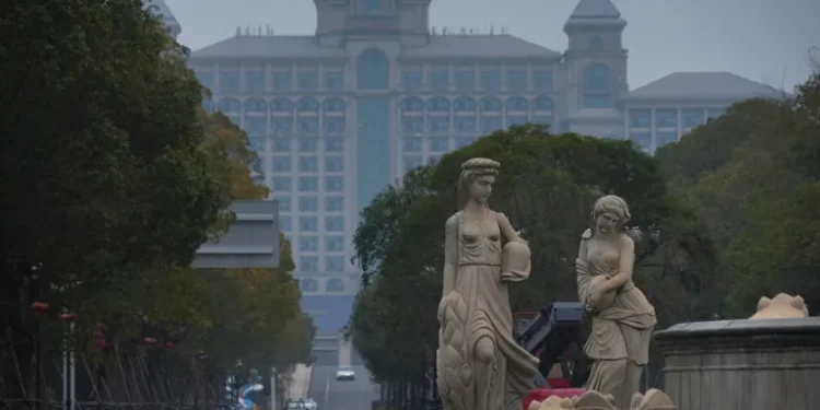 Young Professionals Retire Early in China’s Faux Venice as City Ambitions Fade