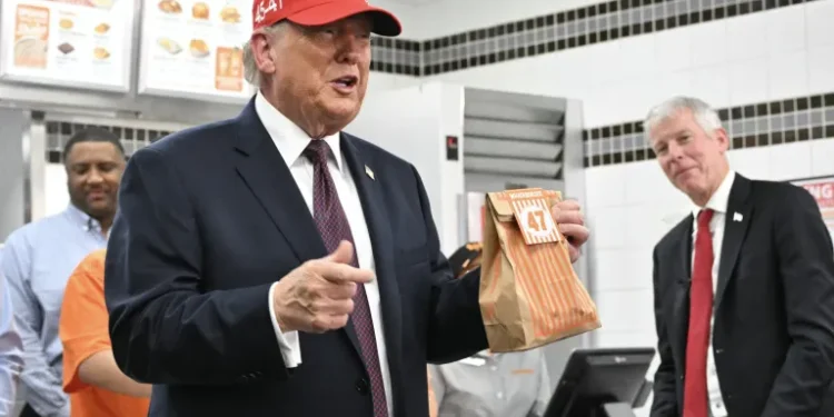 US National Debt Interest Nears $1 Trillion, Surpassing Defense and Medicaid Spending