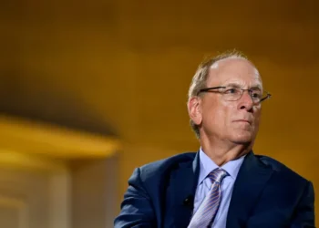 Larry Fink Iran Oil Outlook Points to Two Extreme Paths for Global Economy