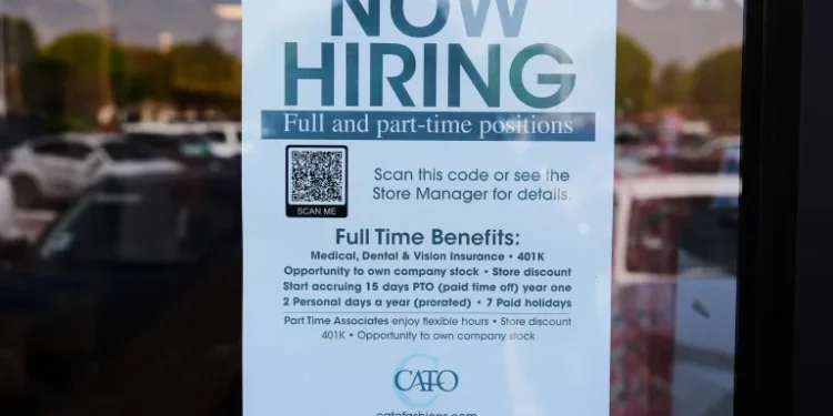 US Jobless Claims Fall as Low Layoffs Mask Slowing Hiring Trends