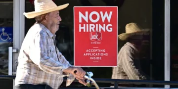US Hiring Rate Falls to Pandemic-Era Levels as Job Market Momentum Stalls