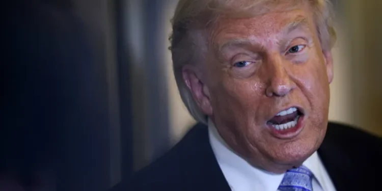 Trump Trading Disclosure Draws Ethics Scrutiny During Iran Conflict