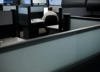 AI Threat to White-Collar Jobs May Create a New ‘Wired Belt’