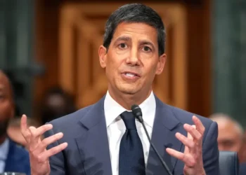Warsh Faces Pressure to Keep Rates High as Inflation Persists