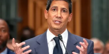 Warsh Faces Pressure to Keep Rates High as Inflation Persists