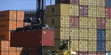 Strong Consumers Cushion U.S. Economy as GDP Growth Slows