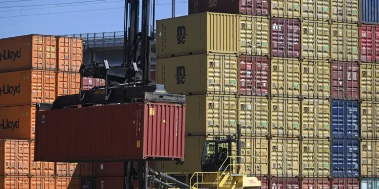 Strong Consumers Cushion U.S. Economy as GDP Growth Slows